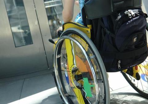 Justiça condena banco por barrar mãe e filha de três anos na cadeira de rodas