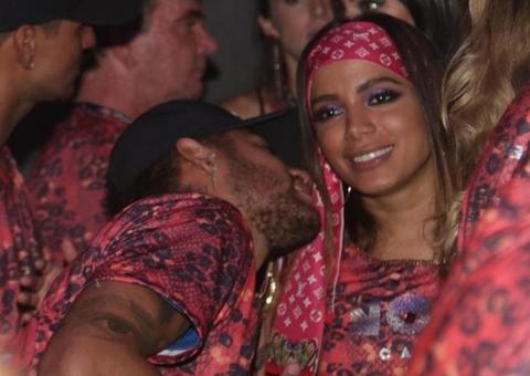 Após Anitta negar, vídeo mostra beijo da cantora com Neymar na Sapucaí