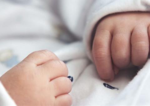 Pai é detido após esquecer bebê de 9 meses trancado em carro