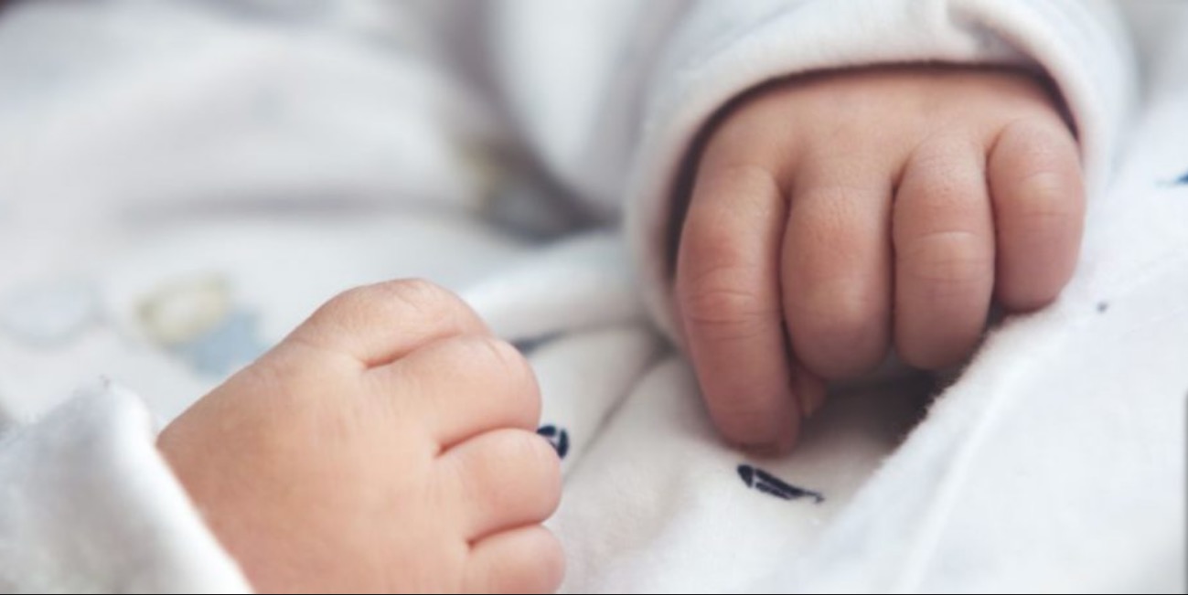 Pai é detido após esquecer bebê de 9 meses trancado em carro