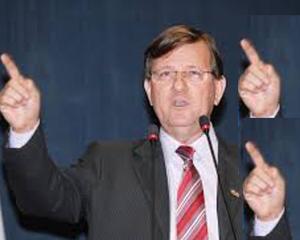 Uma trave nos olhos do ex-padre e deputado José Ricardo