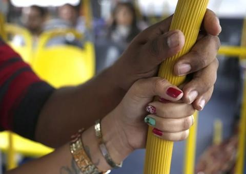 Em Manaus, homem é preso após 'encoxar' mulher e colocar pênis para fora em ônibus
