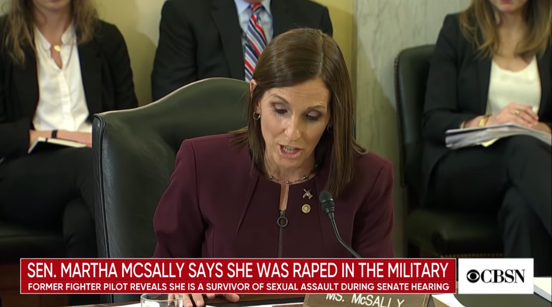 Senadora dos EUA diz ter sido violentada quando servia na Força Aérea
