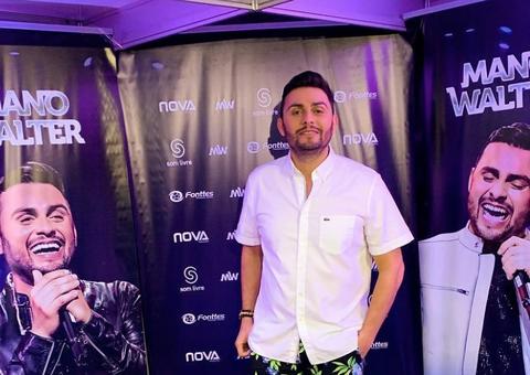 Cantor Mano Walter deixa show sangrando após ser atingido com lata de cerveja