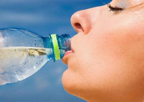 Reutilizar garrafas de água de plástico pode fazer muito mal a saúde