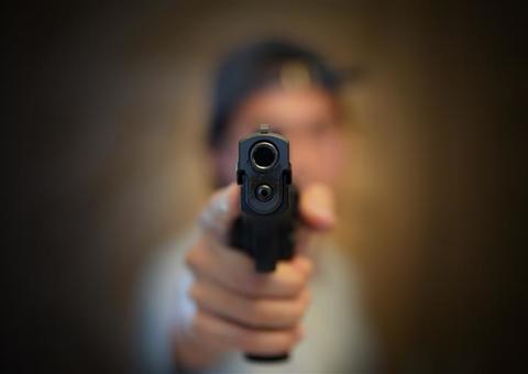 Briga de trânsito termina com homem baleado em saída de posto em Manaus