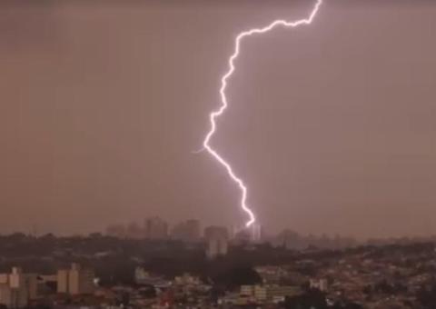 Raio atinge casa e mata homem e duas crianças da mesma família