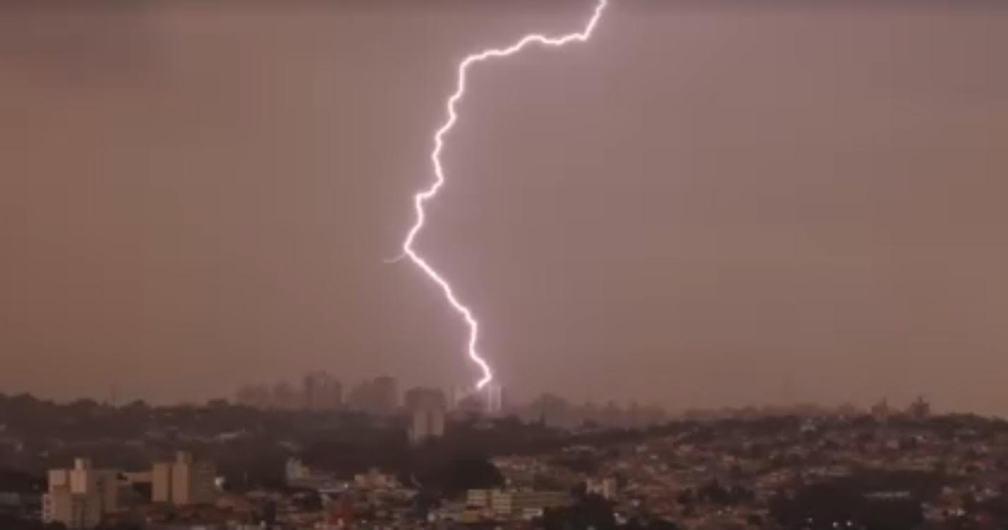 Raio atinge casa e mata homem e duas crianças da mesma família
