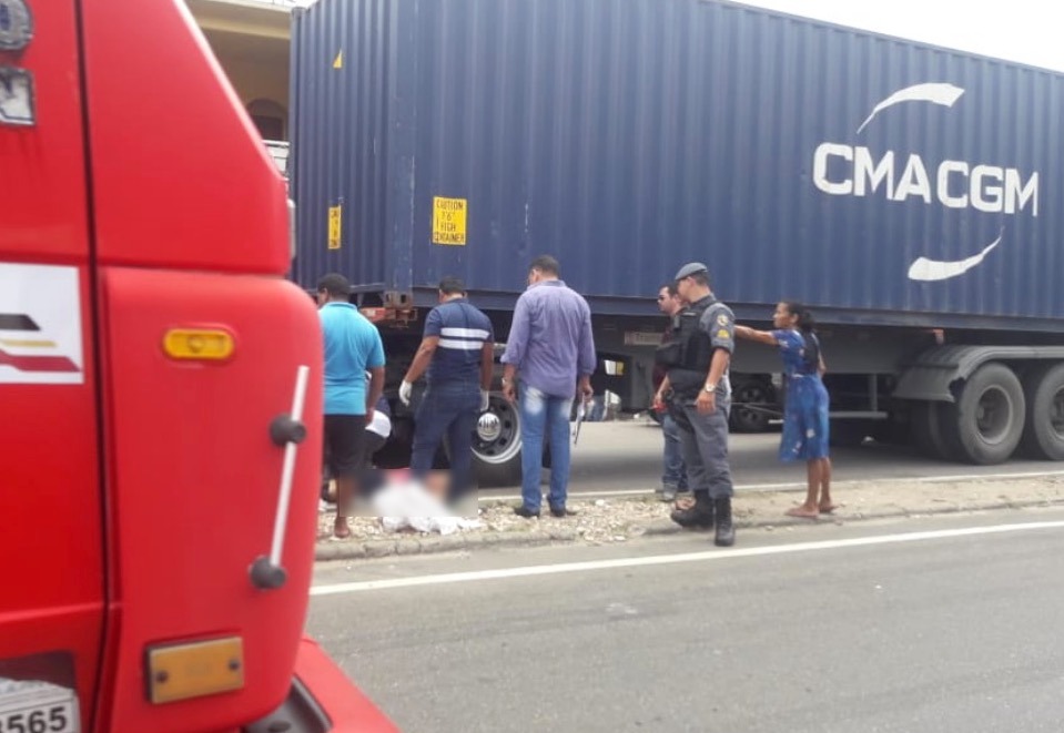 Mãe tenta salvar filha e acaba morta após ser atropelada por carreta em Manaus 