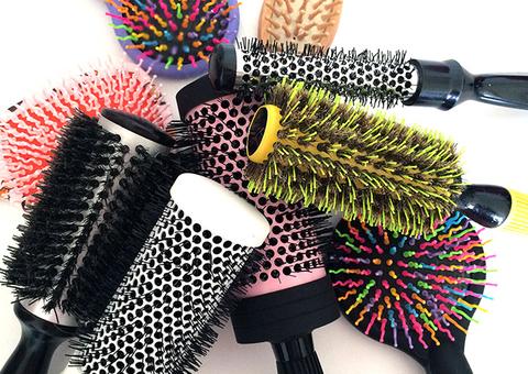 Você vai ficar surpreso com o que fica acumulado na sua escova de cabelo