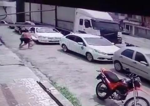 Vídeo chocante mostra momento em que mãe e filha são atropeladas em Manaus 