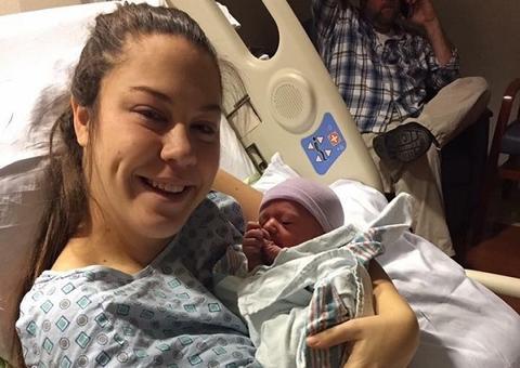 Mulher vai a hospital com 'pedra nos rins' e descobre que está em trabalho de parto