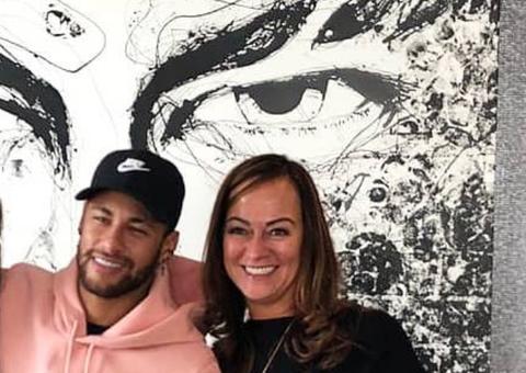 Mãe de Neymar curte post debochando de beijo entre jogador e Anitta