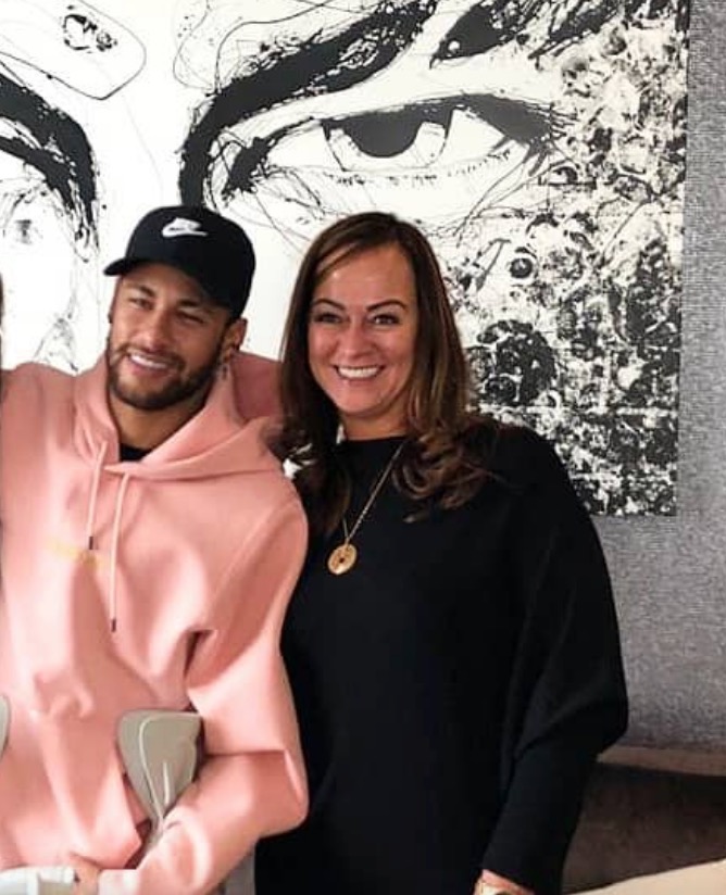 Mãe de Neymar curte post debochando de beijo entre jogador e Anitta
