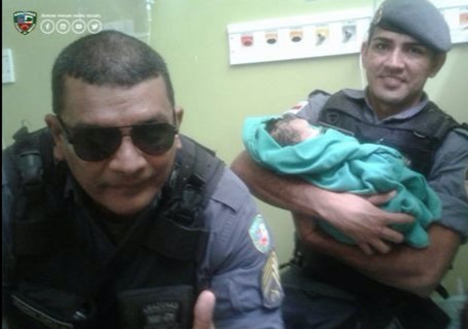 Em Manaus, mulher tem bebê dentro de viatura da PM 