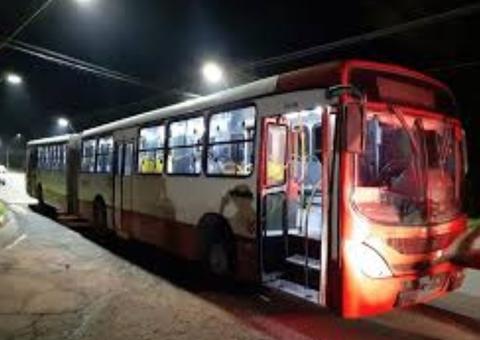 Grupo faz 200 passageiros reféns e fere homem com golpe de terçado durante assalto em Manaus