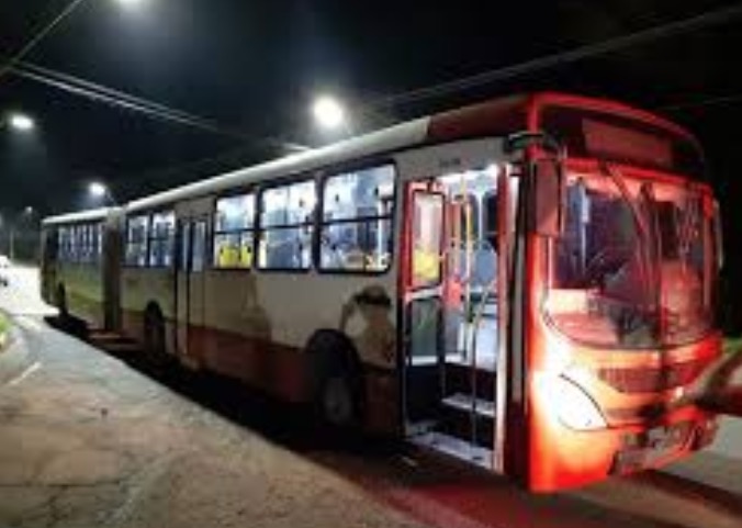 Grupo faz 200 passageiros reféns e fere homem com golpe de terçado durante assalto em Manaus