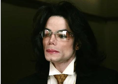 Corpo de Michael Jackson pode ser exumado após acusações de abuso sexual