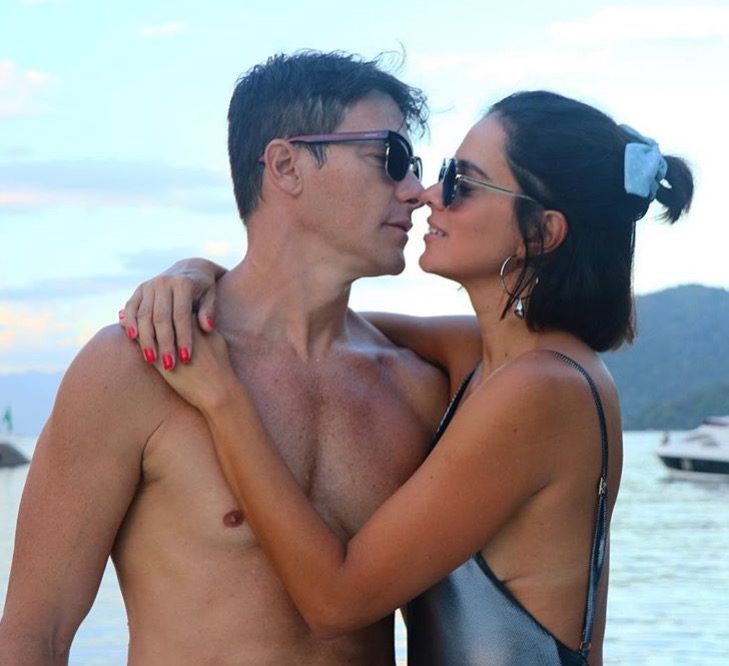 Rodrigo Faro posa em clima de romance com a mulher e avisa: ’Não é a Marquezine’