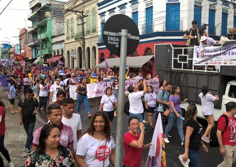Multidão se reúne em passeata de conscientização pelo Dia da Mulher em Manaus