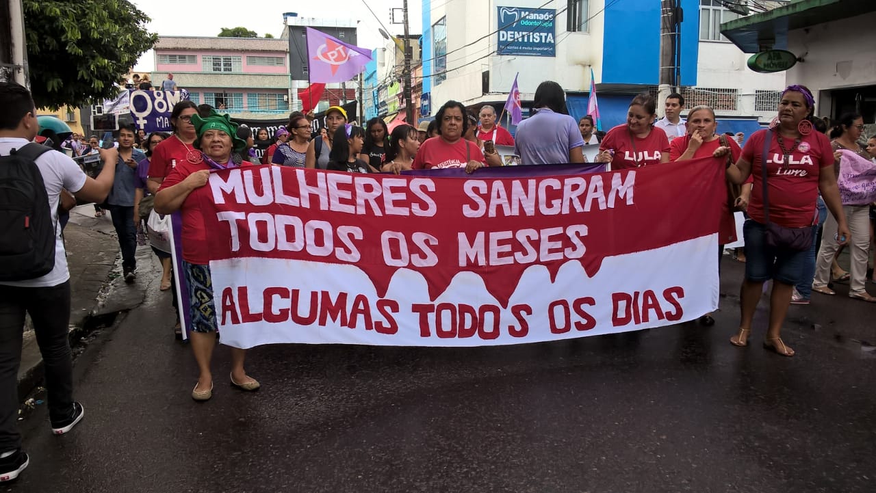 Multidão se reúne em passeata de conscientização pelo Dia da Mulher em Manaus