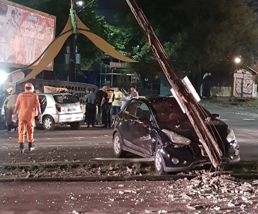 Carros ficam destruídos em acidente gravíssimo em Manaus 