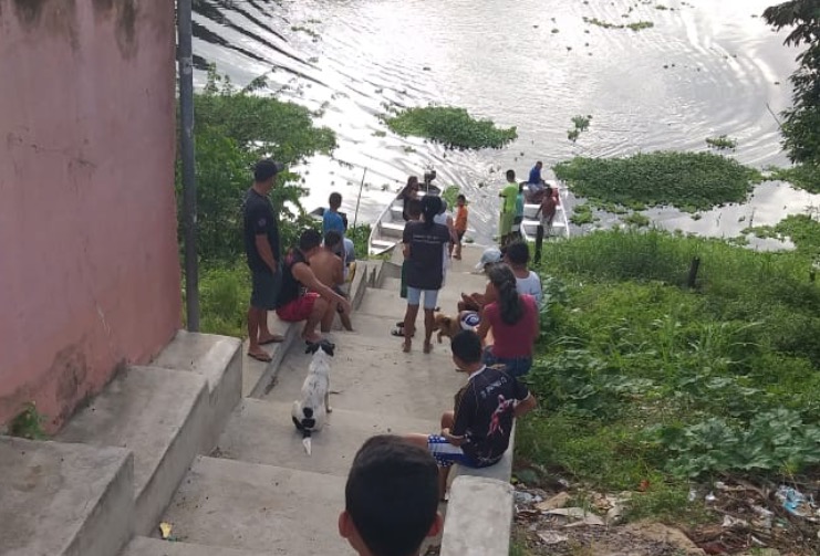 Em estado de decomposição, homem é encontrado boiando em igarapé de Manaus