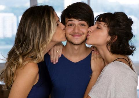 Alice flagra o filho na cama com a namorada no novo clipe do De Pernas pro Ar 3