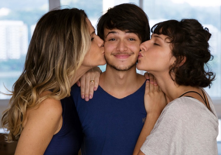 Alice flagra o filho na cama com a namorada no novo clipe do De Pernas pro Ar 3