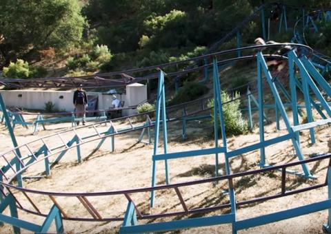 Americano constrói montanhas-russas no quintal de casa