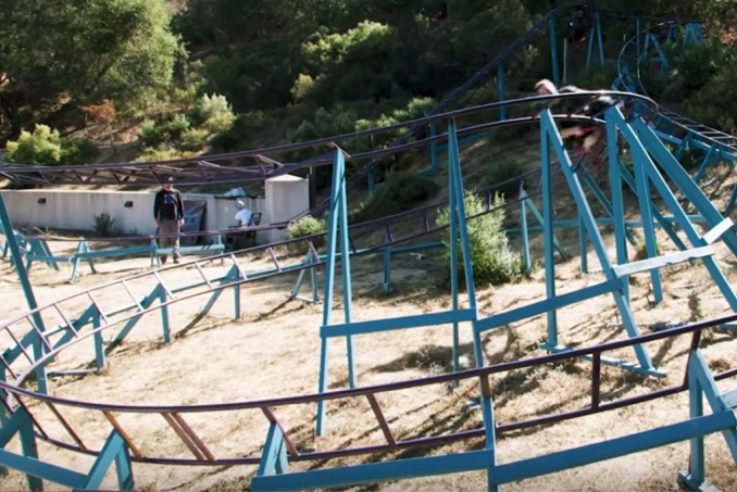 Americano constrói montanhas-russas no quintal de casa