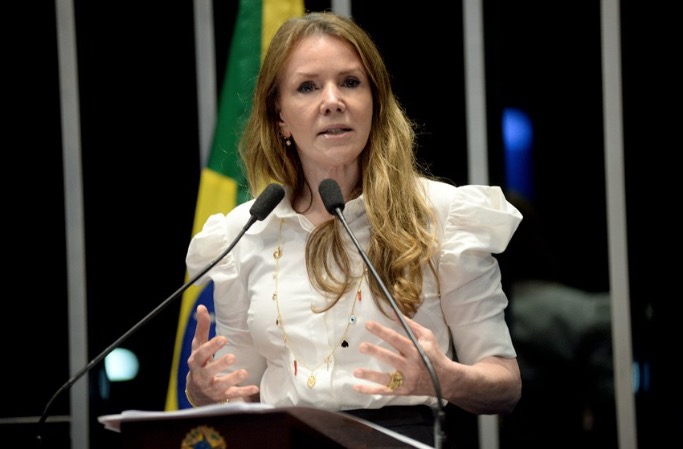 Vanessa reaparece em evento público e diz: 'estamos vivendo uma grande fake news no Brasil' 
