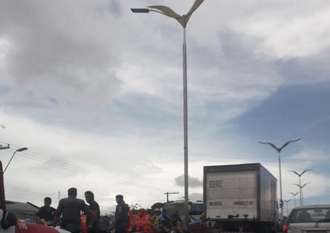 Motociclista fica ferido após bater em caminhão em viaduto de Manaus