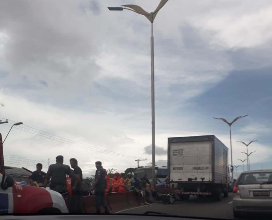 Motociclista fica ferido após bater em caminhão em viaduto de Manaus