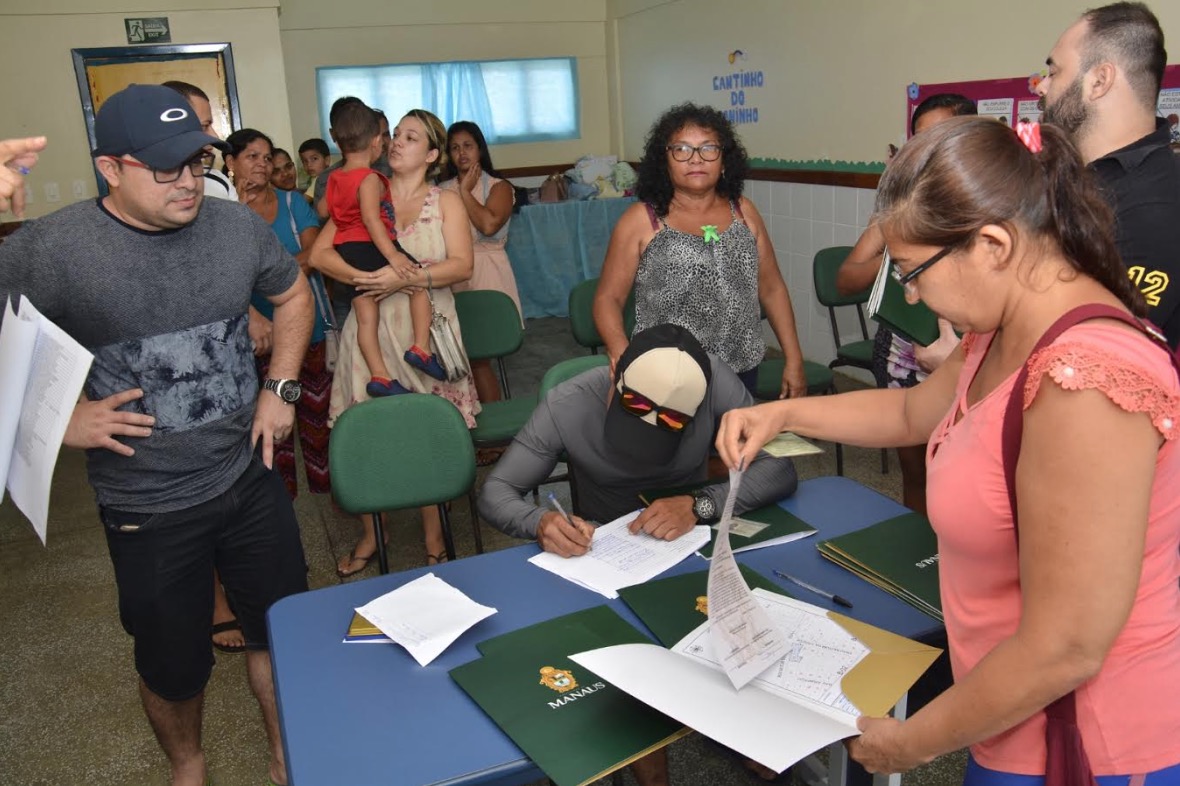 Arthur Neto entrega 200 títulos definitivos a moradores de comunidade em Manaus 