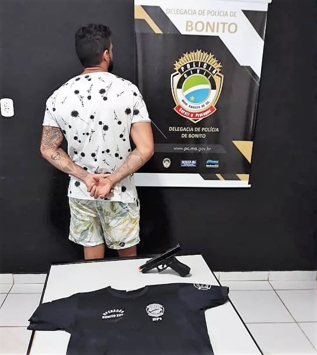 Homem é preso ao se passar por policial para conquistar mulheres em festas