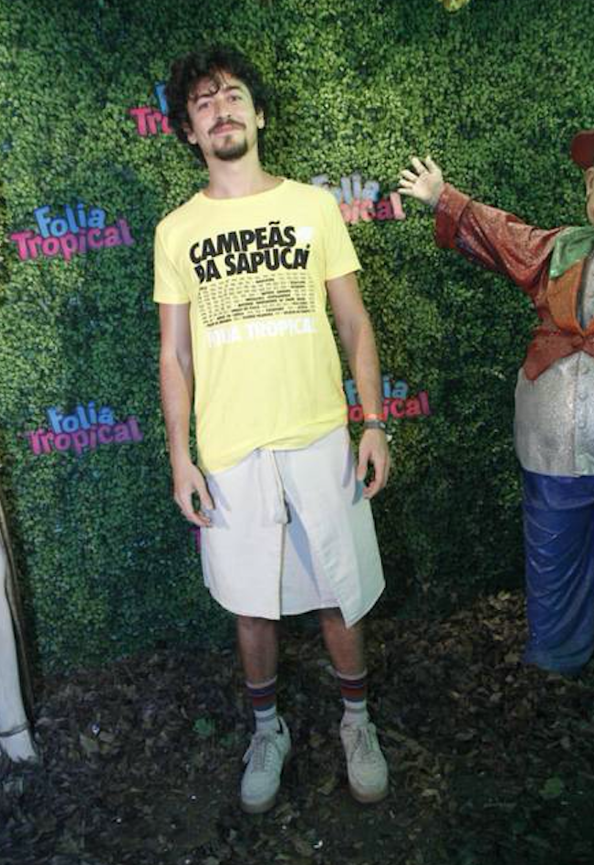 Ator da Globo surpreende ao aparecer de saia em camarote 