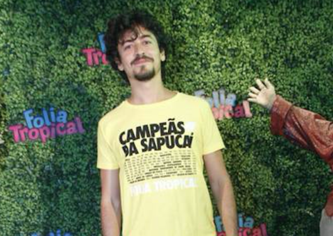 Ator da Globo surpreende ao aparecer de saia em camarote 