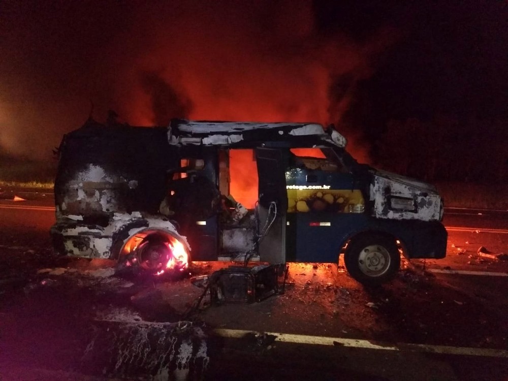 Criminosos atacam carro-forte e roubam R$ 200 milhões em estrada