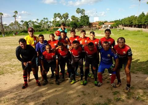 Jogadores de futebol ficam feridos ao serem atingidos por raio enquanto treinavam 