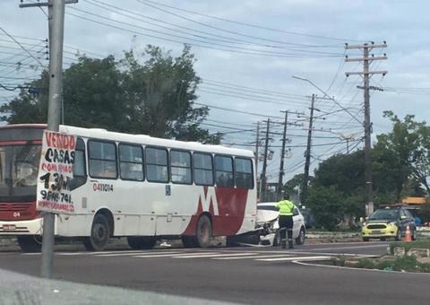 Carro e ônibus colidem no meio de avenida em Manaus