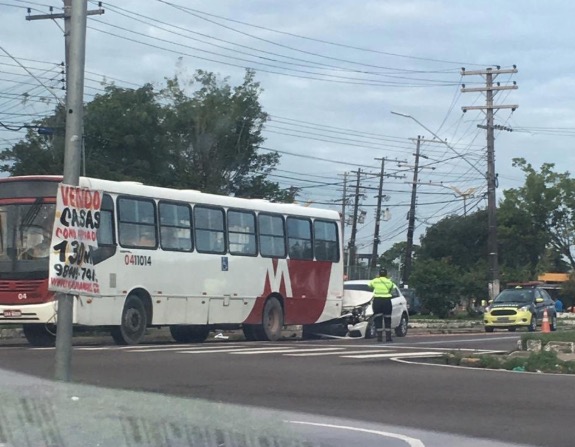 Carro e ônibus colidem no meio de avenida em Manaus
