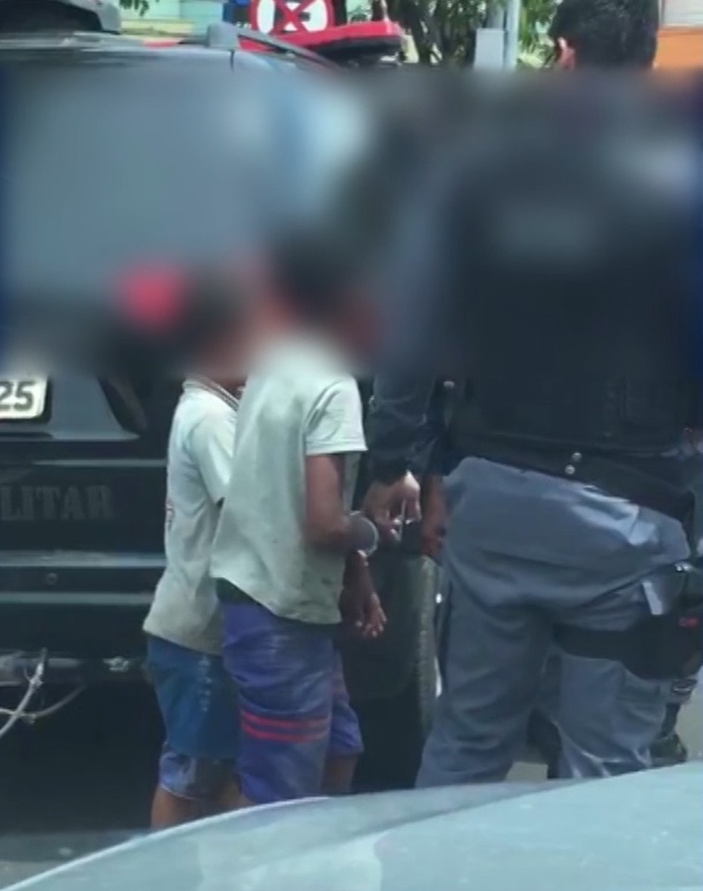 Policiais que levaram crianças amarradas à delegacia são afastados da função