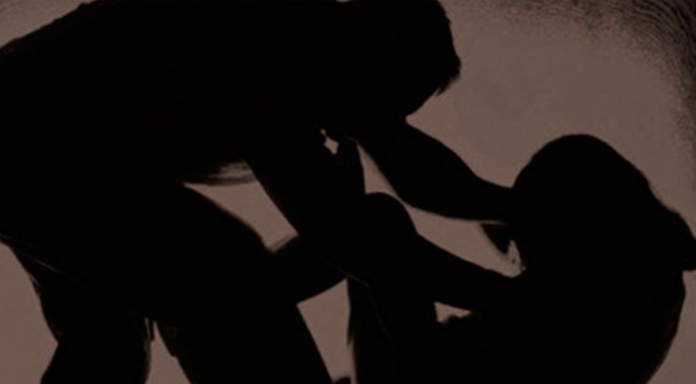 Homem tenta enforcar mulher na frente dos filhos que fogem em busca de socorro