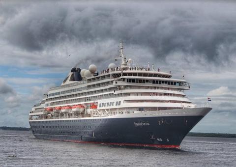 Transatlântico com turistas norte-americanos atraca no Porto de Manaus 