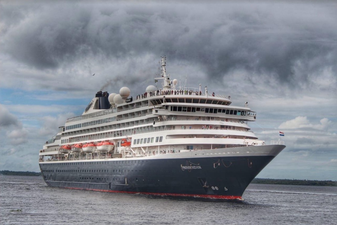 Transatlântico com turistas norte-americanos atraca no Porto de Manaus 