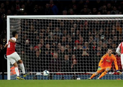 Arsenal triunfa, freia euforia do United e toma lugar do rival no G-4 do Inglês