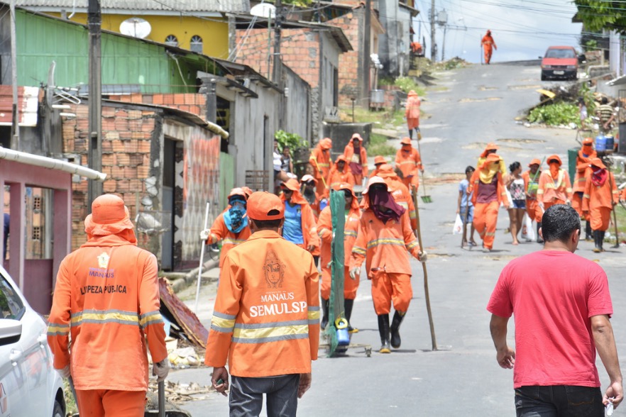 Mutirão de limpeza e serviço de drenagem são realizados em Manaus
