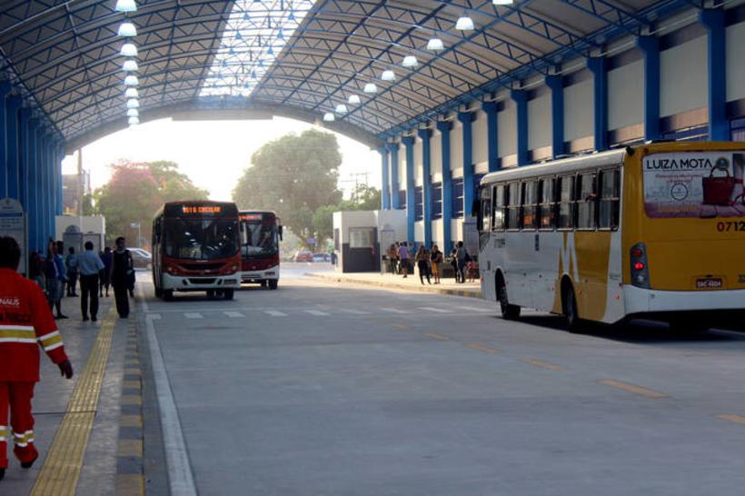 Mulher pula de ônibus para fugir de assalto em Manaus