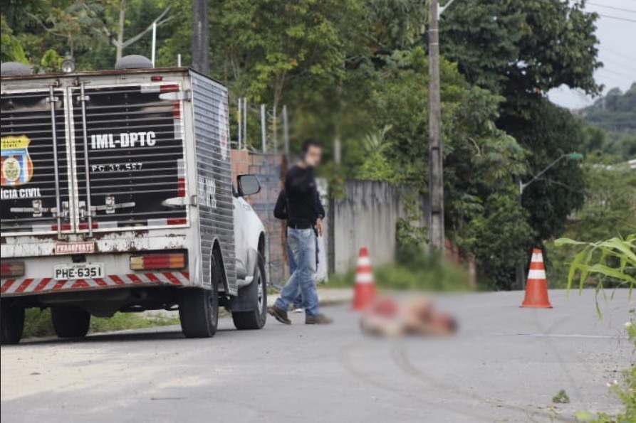 Homem é torturado e arrastado por carro e abandonado morto em rua de Manaus